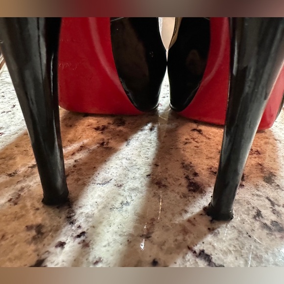 Authentic Christian Louboutin Very Prive 38.5 Black patent peep toe pump. 5”heel - Picture 4 of 11